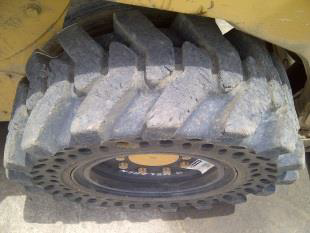 Nu-Air DT tire on CAT 226B_4