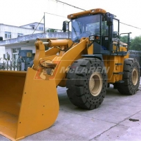 Solid Cushion flat-proof OTR tires on a lalrge Wheelloader
