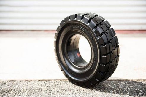 To determine whether solid pneumatic or cushion press-on band forklift tires will best suit your application, consult this side-by-side comparison.