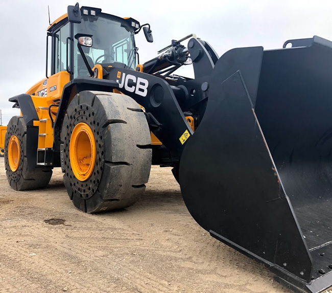 Wheel loader with heavy duty solid rubber replacement tires